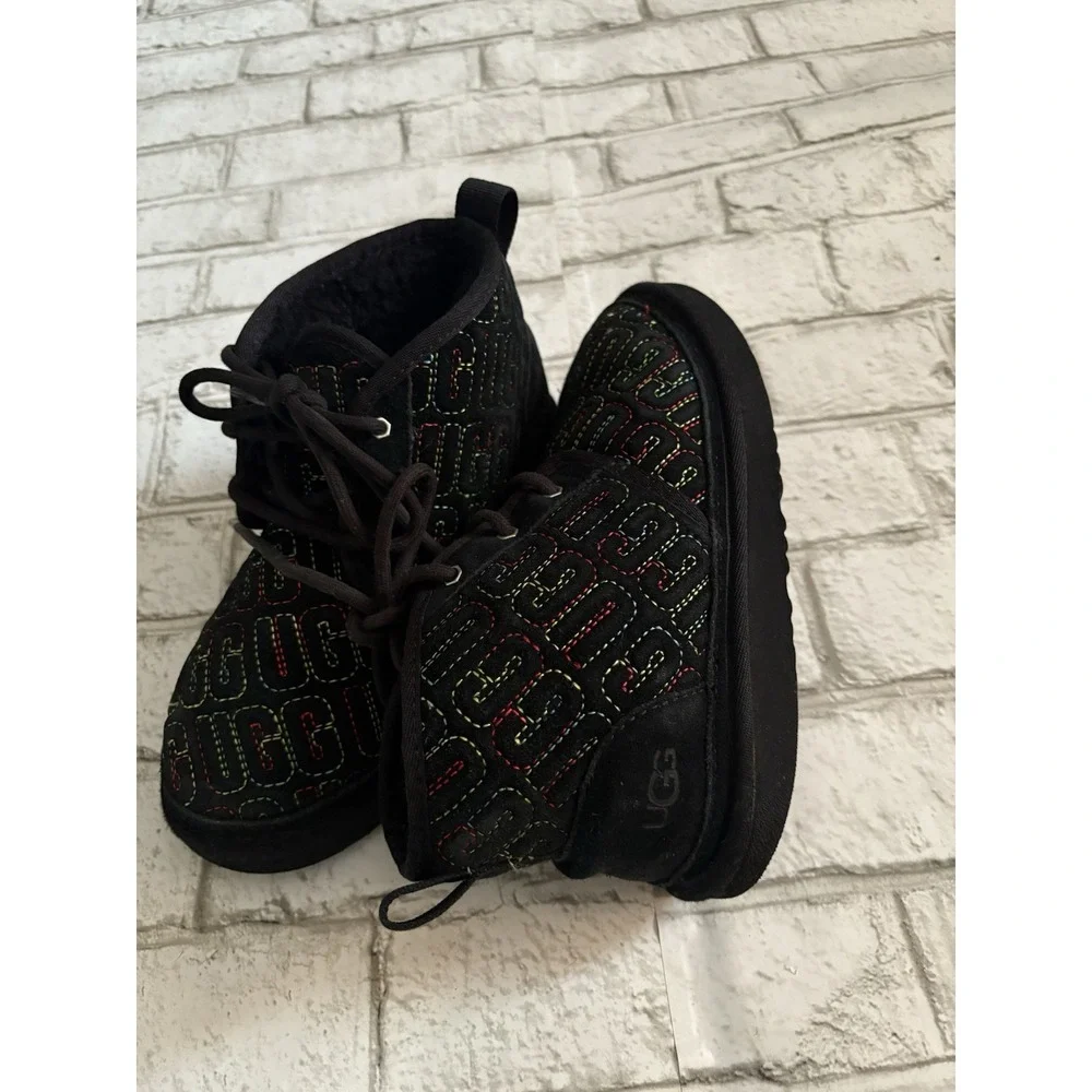 UGG NEUMEL II GRAPHIC STITCH BLACK CHUKKA SUEDE‎ BOOTS KIDS SIZE 3